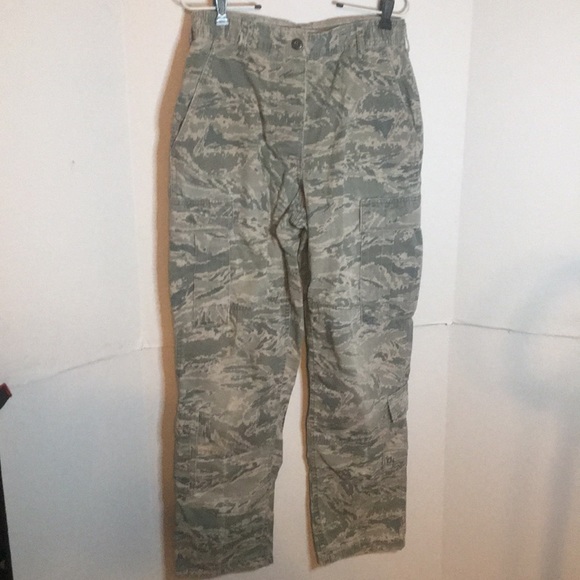 8 POCKET MILITARY CAMO PANTS SIZE 28 WAIST BY 28 INSEAM BUTTONFLY - Picture 1 of 5